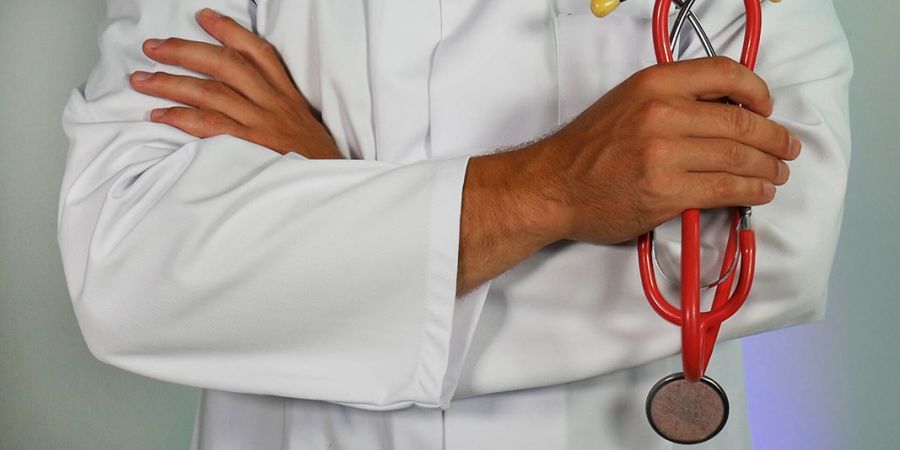 Qualifizierter Doktor im Krankenhaus 