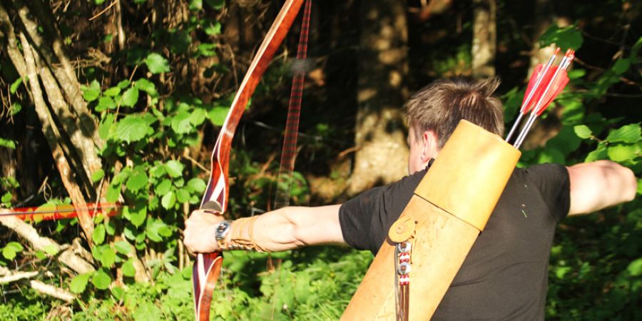 Junge beim Bogenschießen