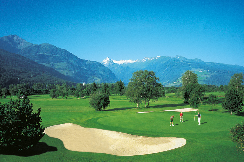 Grüner Golfplatz mit vereinzelten Sandgruben