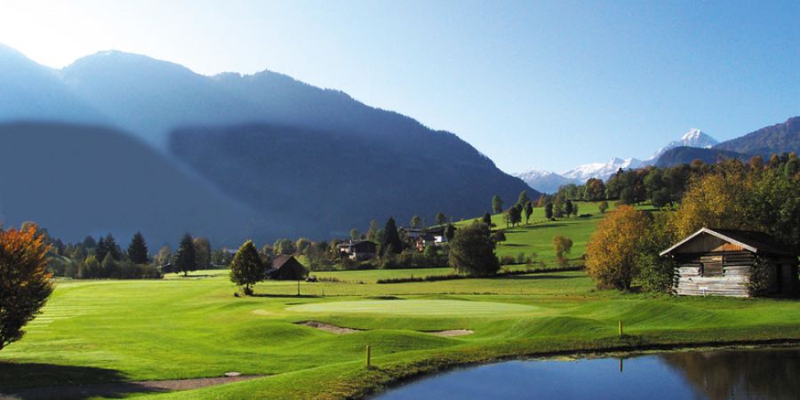 Großzügiger Golfplatz mit saftig grüner Wiese