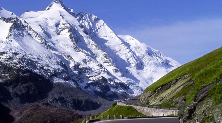 Großglockner Hochalpenstraße mit imposanten Bergmassiv