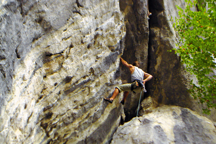 Klettern an der schroffen Felswand