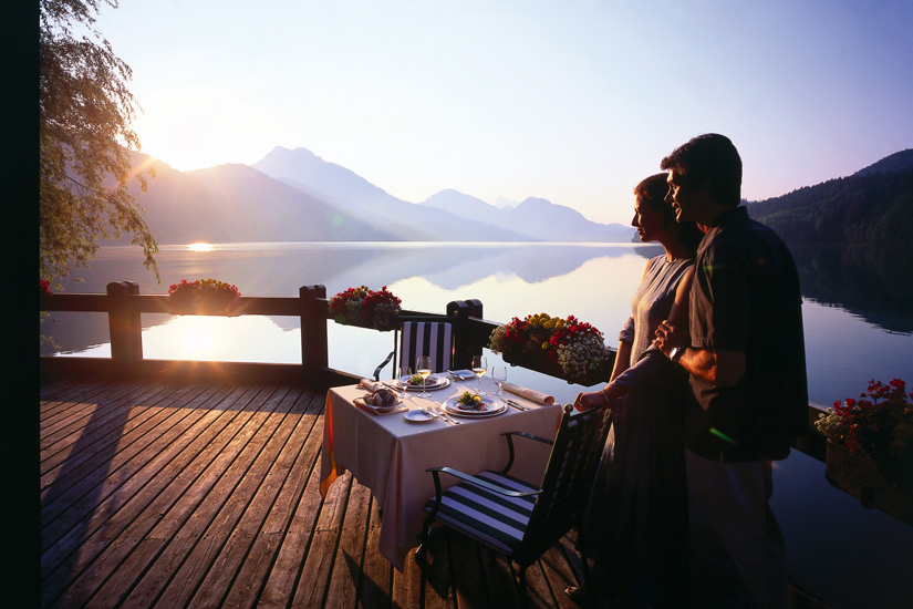 Romantisches Abendessen am See