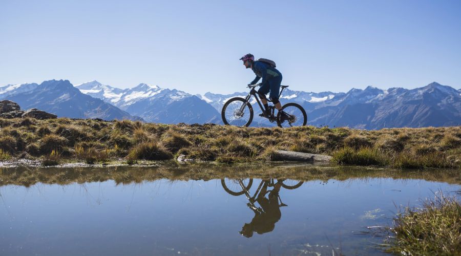 Mountainbiker neben dem Bergteich