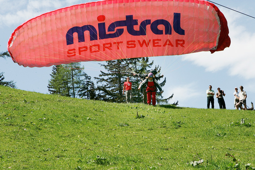 Anlauf zum abheben beim Paragleiten