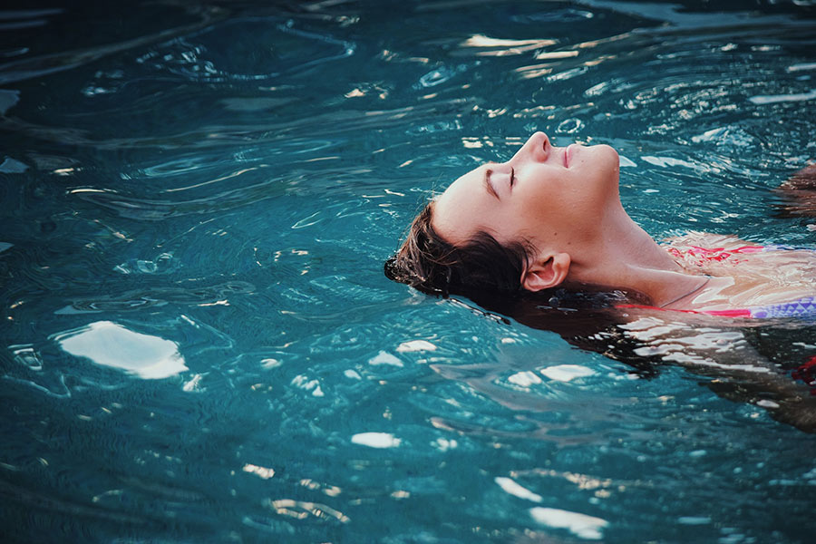 Frau entspannt im Schwimmbad