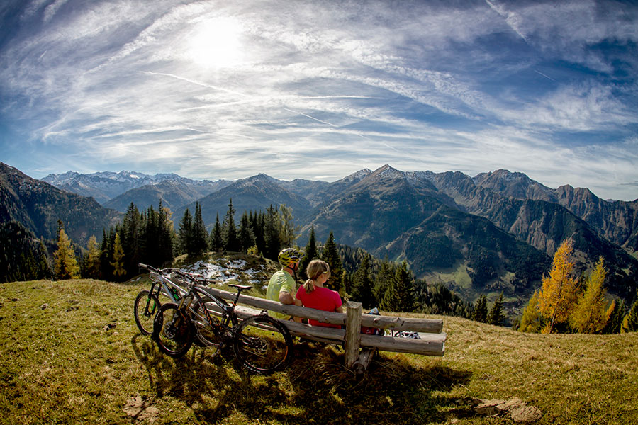 Genussradler mit Alpenpanorama am Tauernradweg