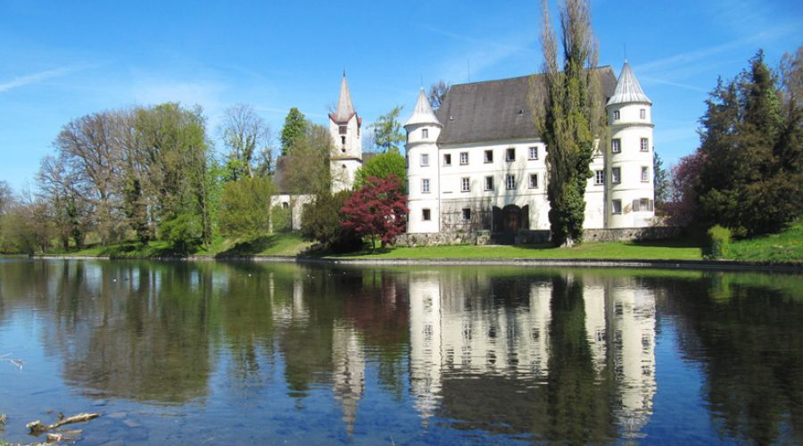 Renaissanceschloss auf einer Halbinsel im Inn