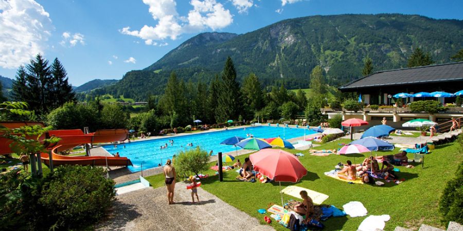 Schwimmen im Alpenbad mit Liegewiese