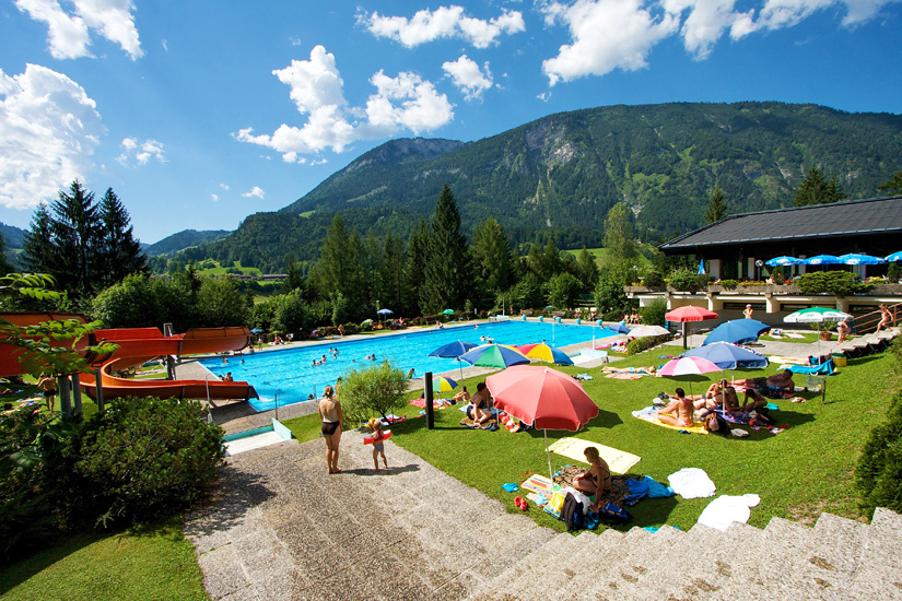 Freibad mit großer Liegewiese in den Alpen