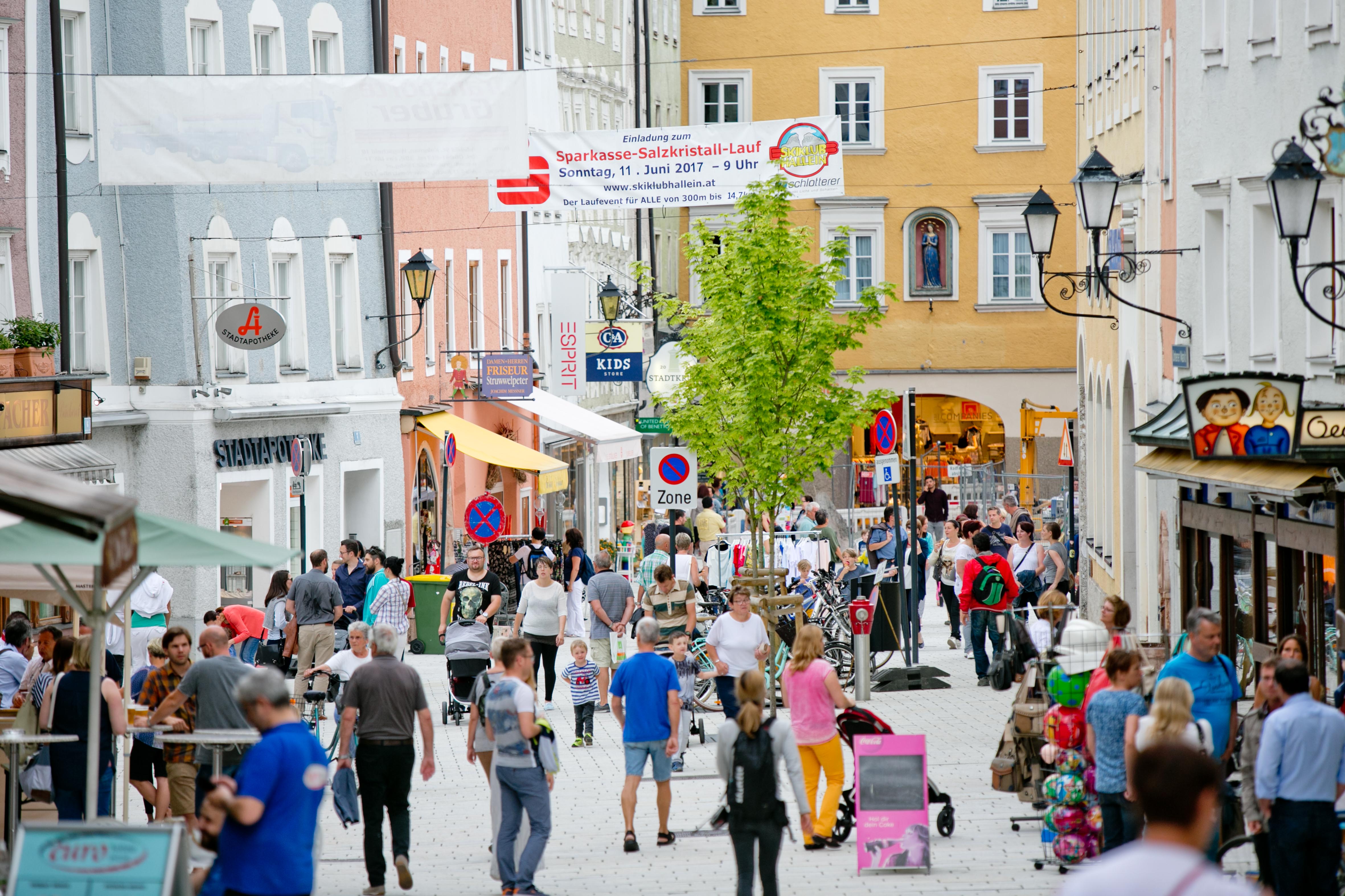 Belebte Einkaufsstraße 