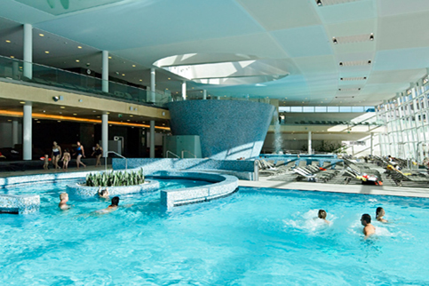 Wellnessbad mit großräumigen Becken