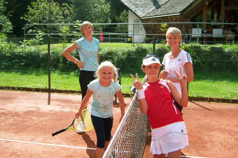 Familie am Tennisplatz