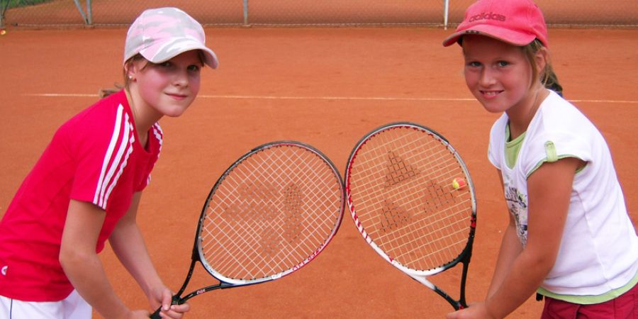 Zwei Mädchen stehen sich auf dem Tennisplatz gegenüber