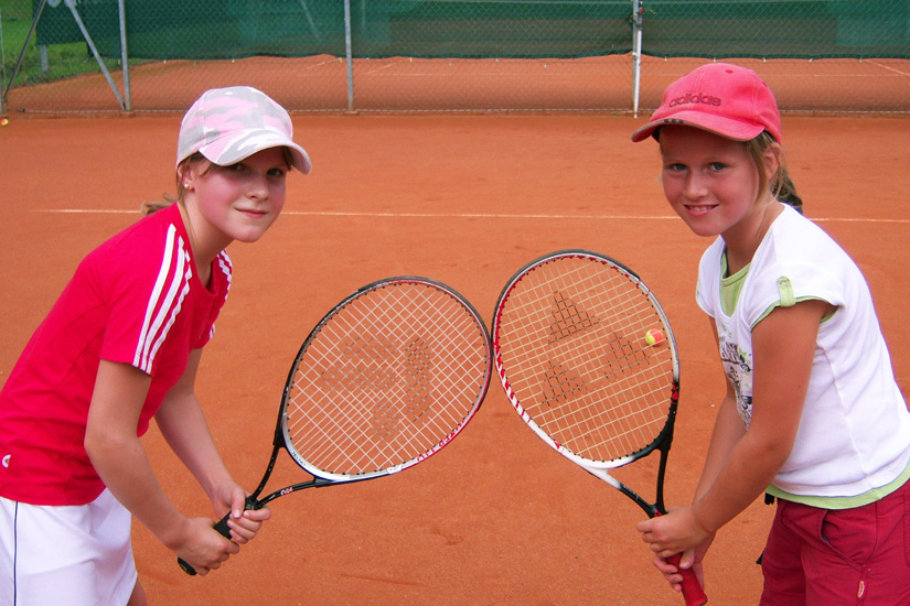 Kinder mit Tennisschlägern