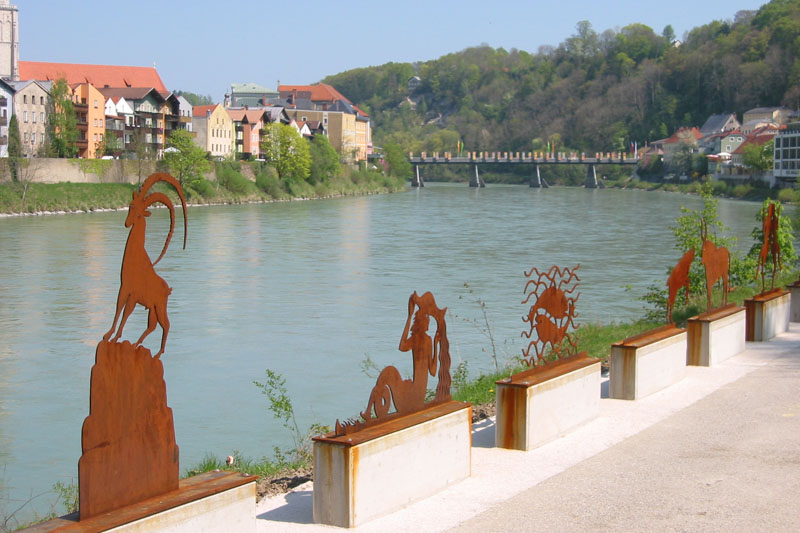 Dekorierter Weg entlang der Salzach