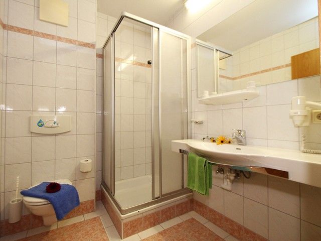 Badezimmer mit Dusche/WC
