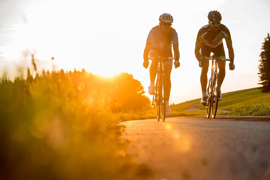 Radfahrer bei Sonnenuntergang